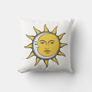 Conjunctie van Gouden Zon en Zilveren Maan op Wit Kussen
