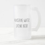 Conserve Water Drink Beer Frosted Mok Vaderdag<br><div class="desc">Dit ontwerp is gemaakt met behulp van digitale kunst. Het kan in het gebied worden aangepast door de klik aan te passen en de naam, initialen of woorden aan te passen. U kunt de tekstkleur en de stijl ook veranderen of de tekst voor een slechts ontwerp van het afbeelding schrappen....</div>