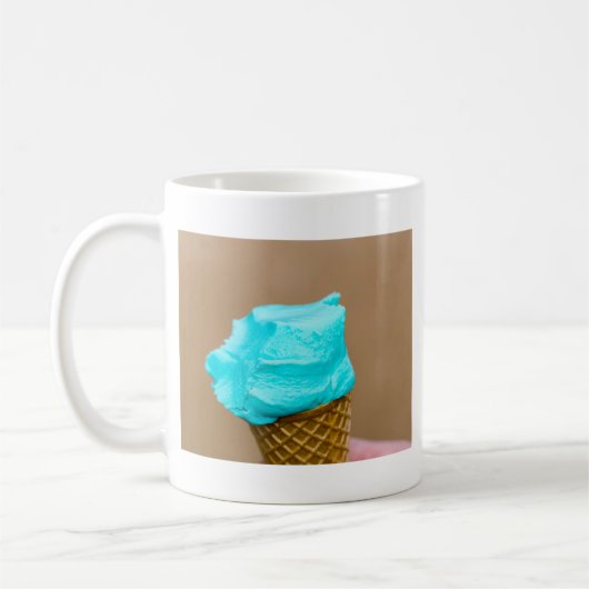 Consumptie-ijs met wafelmacro koffiemok (Links)