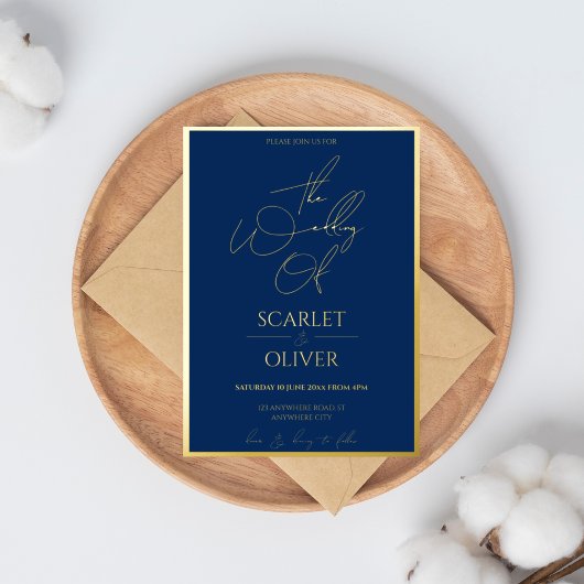 Contemedhedendaagse kalligrafie-marine en goudbrui folie uitnodiging