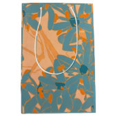 Contemporary Leaf Design in Peach Medium Cadeauzakje (Voorkant)