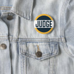 Contest rechter Badge Yellow Blue Ronde Button 5,7 Cm<br><div class="desc">Blauw,  geel en wit toon modern design met de tekstrechter. De gemakkelijk te lezen knoop is perfect voor prijsvragen en gebeurtenissen die een rechter vereisen. Ideaal voor mock trails,  pageants,  wetenschapsbeurzen,  spellingbijen,  bloem-shows,  shows en sportevenementen.</div>