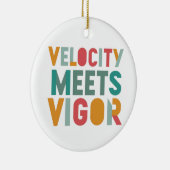 Contrasterende kleuren en dynamische typografie: e keramisch ornament (Rechts)