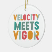 Contrasterende kleuren en dynamische typografie: e keramisch ornament (Links)