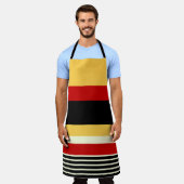 Contrastgeel met rood schort (Gedragen)