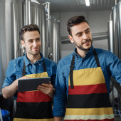 Contrastgeel met rood schort