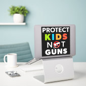Controle op pistool - Bescherm Kinderen zonder Pis Sticker (Laptop op bureau)
