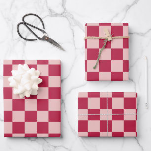 Controleer het schaakbord van het magenta- en perz inpakpapier vel