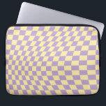 Controlepatroon lavender en geel laptop sleeve<br><div class="desc">Gecontroleerd patroon - paars en geel verdraaid checkboard / wavy and warped checkerboard.</div>