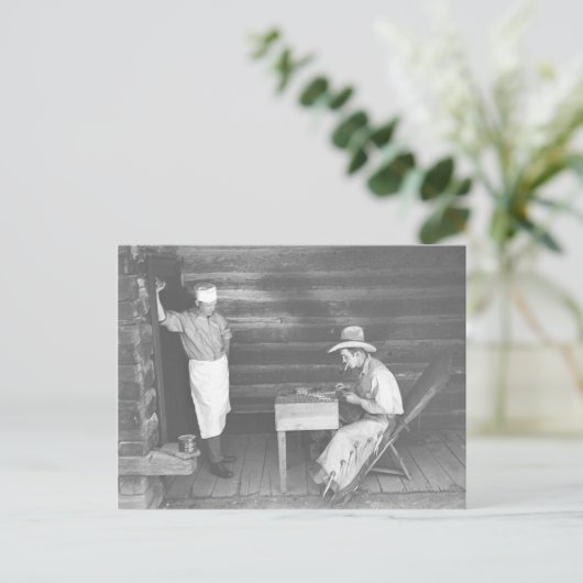 Cook die naar een cowboy speelkaarten kijkt 2 briefkaart (Staand voorkant)