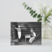 Cook die naar een cowboy speelkaarten kijkt briefkaart (Staand voorkant)