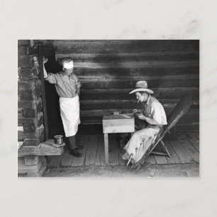 Cook die naar een cowboy speelkaarten kijkt briefkaart