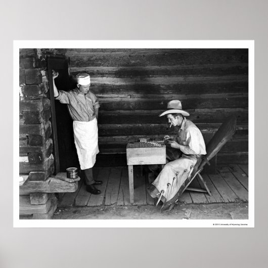 Cook die naar een cowboy speelkaarten kijkt poster (Voorkant)