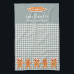 Cookie Green Gingerbrood Monogram Baking Theedoek<br><div class="desc">Maak je klaar om te bakken met je eigen koekjesbakkerij. Fun-typografie zegt dat je deel uitmaakt van de bakken- en proeverdivisie. Monogrammed met de naam van je bemanning. Kute gingerbrood girl en gingerbrood jongetpatroon en rolspelontwerp. Perfect voor de kerstfeestjes en feestdagen. Geweldige, moderne groene buffelvormig achtergrond voor feestelijke aanraking. Groen...</div>