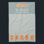 Cookie Green Gingerbrood Monogram Baking Theedoek<br><div class="desc">Maak je klaar om te bakken met je eigen koekjesbakkerij. Fun-typografie zegt dat je deel uitmaakt van de bakken- en proeverdivisie. Monogrammed met de naam van je bemanning. Kute gingerbrood girl en gingerbrood jongetpatroon en rolspelontwerp. Perfect voor de kerstfeestjes en feestdagen. Geweldige, moderne groene buffelvormig achtergrond voor feestelijke aanraking. Groen...</div>