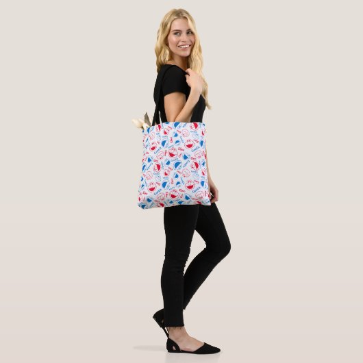 Cookie Monster en Elmo | Rood- en blauw patroon Tote Bag (Op model)
