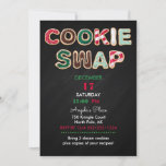 Cookie Swap-kerstkoekjes Red Green Chalkboard Kaart<br><div class="desc">Cookie Swap is in koekjes uitgeschreven. Achtergrond van het karton.</div>