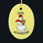 Cool Accountant Snowman Keramisch Ornament<br><div class="desc">Koele boekhoudertekst met een sneeuwpop met een rekenmachine en een belastingteruggaafblad aan de voeten is een grappig geschenkontwerp voor gecertificeerde accountants en boekhoudstudenten.</div>