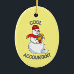 Cool Accountant Snowman Keramisch Ornament<br><div class="desc">Koele boekhoudertekst met een sneeuwpop met een rekenmachine en een belastingteruggaafblad aan de voeten is een grappig geschenkontwerp voor gecertificeerde accountants en boekhoudstudenten.</div>