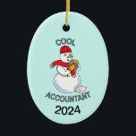 Cool Accountant Snowman Keramisch Ornament<br><div class="desc">Een klomp met een Snowman met een rekenmachine en een belastingterugboekingsblad aan de voeten is een grappig cadeauontwerp voor gecertificeerde accountants en boekhouders. De datum kan worden gewijzigd.</div>