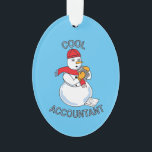 Cool Accountant Snowman Keramisch Ornament<br><div class="desc">Koele boekhoudertekst met een sneeuwpop met een rekenmachine en een belastingteruggaafblad aan de voeten is een grappig geschenkontwerp voor gecertificeerde accountants en boekhoudstudenten.</div>