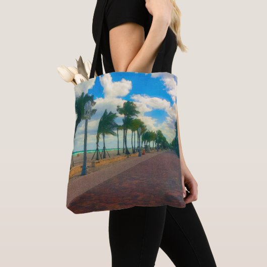 Cool and Breezy in Hollywood Beach Tote Bag (Dichtbij)