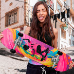 Cool art skateboards voor meisje<br><div class="desc">Dit levendige kunstwerk, gemaakt met behulp van een unieke mixed media graphics techniek, is een prachtige weergave van een schattig meisje op een skateboard, tegen een achtergrond van wervelingen en spatten van regenbogen!</div>
