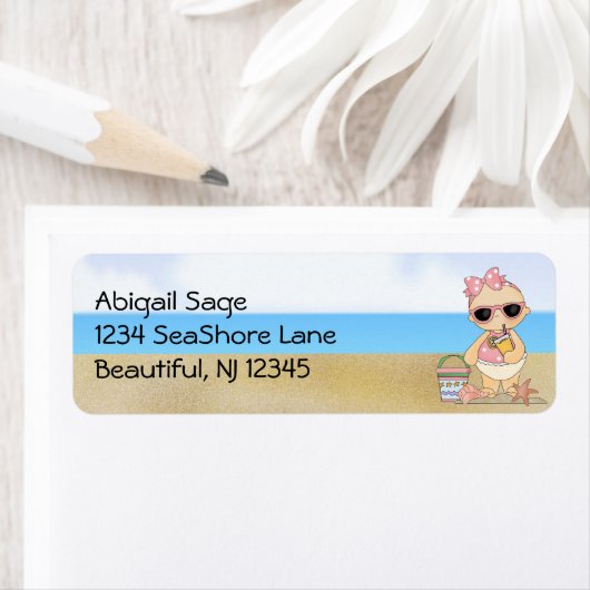 Cool Beach Baby meisje nippen een limonade adres Etiket (Insitu)