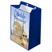 Cool Beach Baby Sandcastle Boy Baby shower Medium Cadeauzakje (Voorkant Gekanteld)