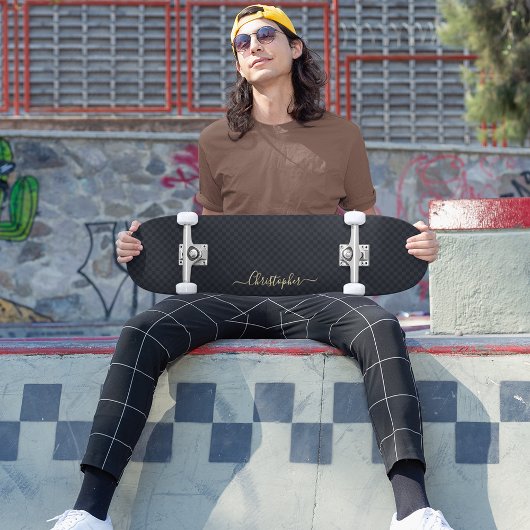 Cool Black Checkered Pattern Gold Monogram onderte Persoonlijk Skateboard