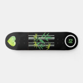 Cool Black Monogrammed Bamboe and Heart Skateboard (Horizontaal)
