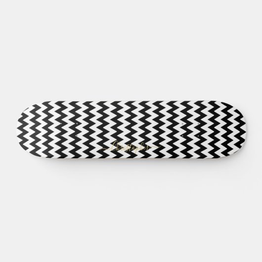 Cool Black White Chevron Pattern Gold Monogram Persoonlijk Skateboard (Horizontaal)