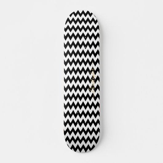 Cool Black White Chevron Pattern Gold Monogram Persoonlijk Skateboard (Voorkant)