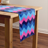 Cool Blauw Roze Chevron Patroon Grote Tafelloper (Voorbeeld)