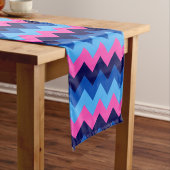 Cool Blauw Roze Chevron Patroon Kleine Tafelloper (Voorbeeld)
