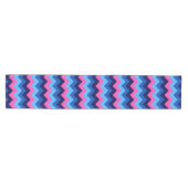 Cool Blauw Roze Chevron Patroon Medium Tafelloper (Horizontaal)