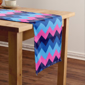 Cool Blauw Roze Chevron Patroon Medium Tafelloper (Voorbeeld)