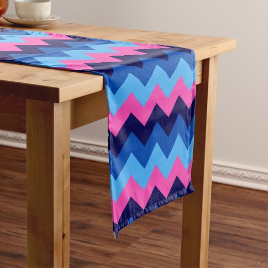 Cool Blauw Roze Chevron Patroon Medium Tafelloper (Voorbeeld)