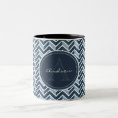 Cool Blue Chevron Pattern Monogram Tweekleurige Koffiemok (Center)