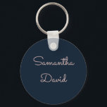 Cool Blue en Pink aangepaste naam Sleutelhanger<br><div class="desc">Een coole gepersonaliseerde sleutelhanger met jouw naam in roze kleur op een elegante blauwe achtergrond in marinekleur. Nu aanpassen om jouw namen toe te voegen.</div>
