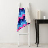 Cool Blue Pink Chevron Print Grote Sherpa Deken (In situ)