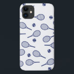 Cool Blue Retro Racquets Pattern Tennis Player Case-Mate iPhone Case<br><div class="desc">Klassieke elegante minimale marineblauw tennis-rackpatroon voor hem | Hof van Tennis van de zomer | Gift for tennis player, marinekleurenracquet tennis match op een witte achtergrond. Speciaal cadeau voor een tennisspeler. Trendy tennisspelers thuis decor. Trendy moderne tennisspelersgiften. Cool retro modern cadeau voor je schooltenniscoach of schooltennisteam! Jongen, mannen, man tennisspeler...</div>