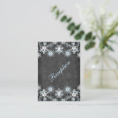 Cool Blue Snowy Chalkboard Wedding Enclosure Kaart (Staand voorkant)