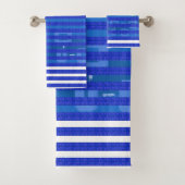 Cool Blue White Geometric Stripes Bad Handdoek (Insitu)
