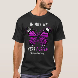 Cool Butterfly in mei Draag we Paarse Lupus Awaren T-shirt