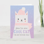 Cool Cat Funny Birthday Kaart<br><div class="desc">Een stomme en grappige pun verjaardagskaart voor kinderen met een afbeelding van een witte kat met een roze beanie en een sjaal. De achtergrond is  paars en blauw met sneeuw. In de tekst staat: "Je bent een coole kat. Ik ben je niet aan het poetsen!"</div>