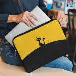 Cool Cat Laptop Computer Notitieboek Bag Hoesje Laptop Sleeve<br><div class="desc">Een witte zwarte kat zit bovenop een heuvel. Ontworpen voor u door Evco Studio.</div>