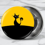 Cool Cat Silhouet Whimsical Cartoon Custom Ronde Button 5,7 Cm<br><div class="desc">Een grillig silhouet van een zwarte kat zittend op de top van een heuvel met een gele achtergrond.</div>