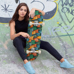 Cool Cats Kleurrijk Skateboard<br><div class="desc">Dit coole ontwerp met een zorgvuldig vervaardigd naadloos patroon met meerkleurige katten in tinten van sinaasappel, geel, rood, blauw en groen met donkere schaduw zal uw skateboard opvallen in het publiek. Personaliseer het deck met jouw tekst, en laat je koele kattenplank de zon op de weg zijn. U vindt andere...</div>