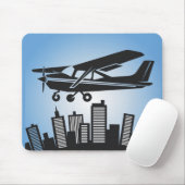 Cool Cessna vliegt in blauwe lucht boven de stad, Muismat (Met muis)